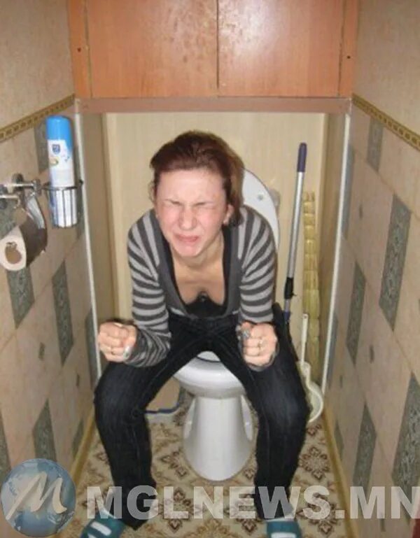 Фото толчка. Девушка на толчке. Фоткаются в туалете