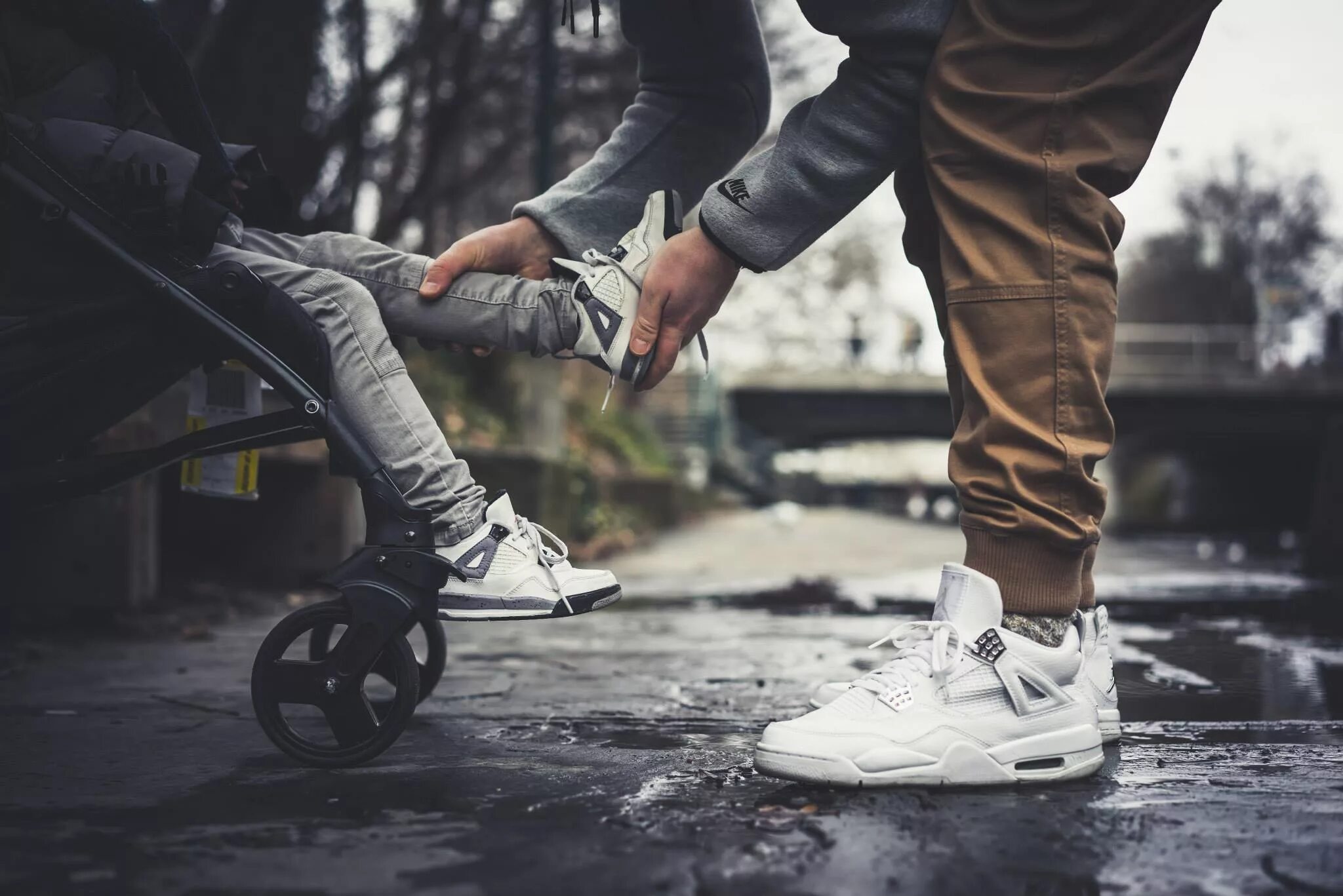 пара кроссовок без долгих раздумий около трехсот. кроссовки пара. пара кроссовок без долгих раздумий около трехсот. дружба парня и девушки. ноги в кедах.