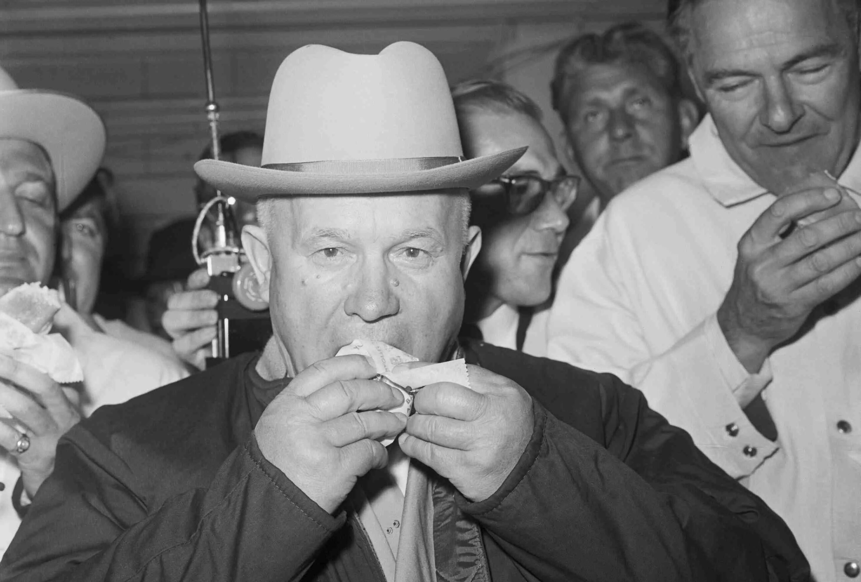 Визит хрущева в сша. Визит хрущёва в сша в 1959. никита хрущев в америке. хрущев в шляпе. поездка хрущева в сша 1959.