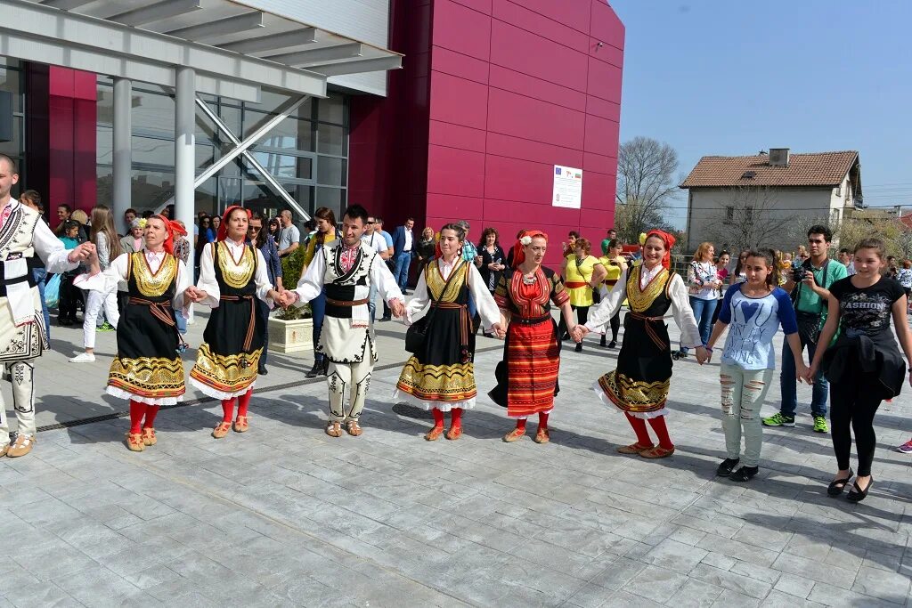 Праздники Болгарии. Традиционный праздник Болгария. Сурванке болгарский праздник. Праздник в Болгарии сегодня. Какой праздник в болгарии