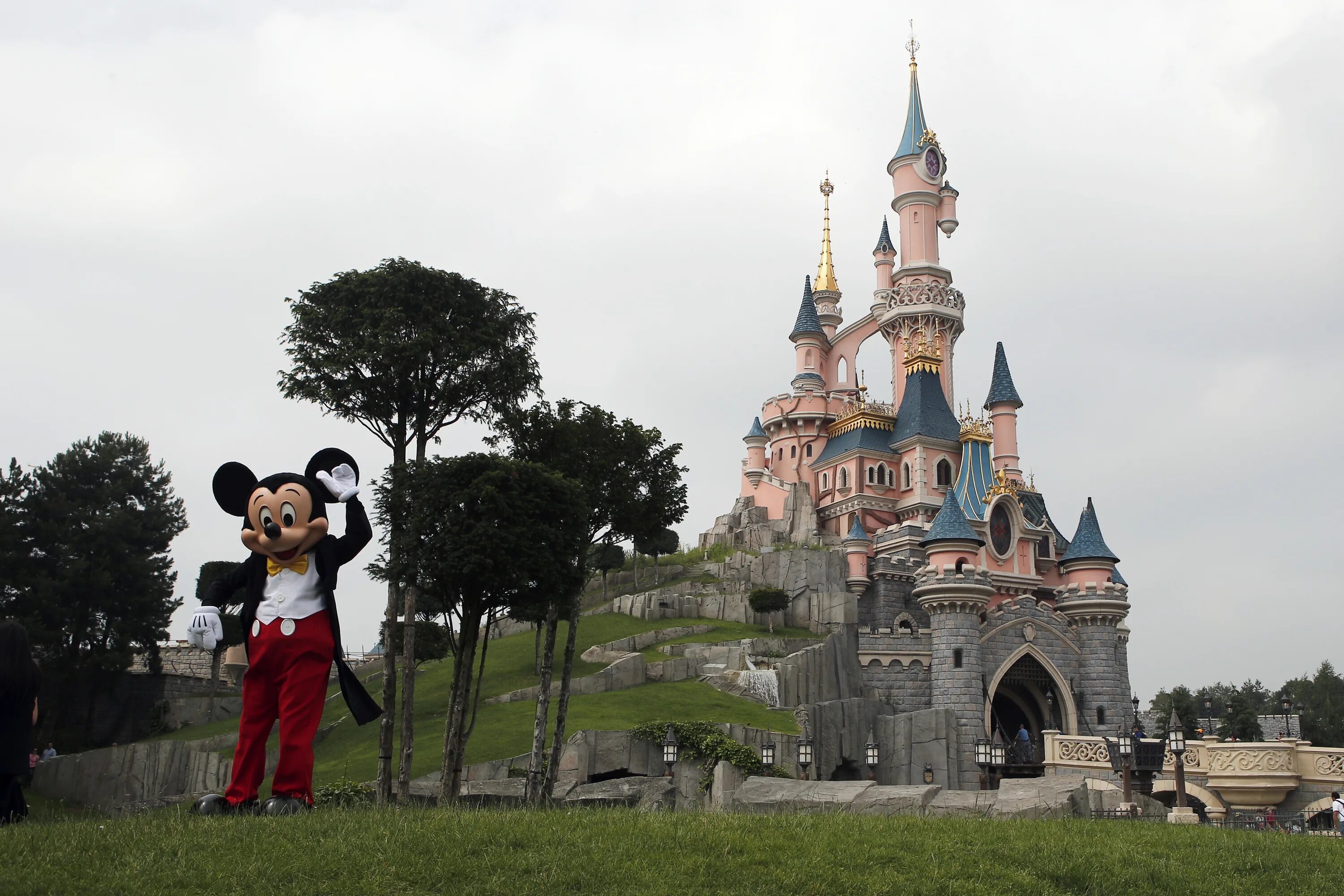 Создание дисней. Disneyland Париж парк. Парк Уолт Дисней Студиос Франция. Диснейленд Париж Диснейленд парк. Диснейленд Шанхай аттракционы.