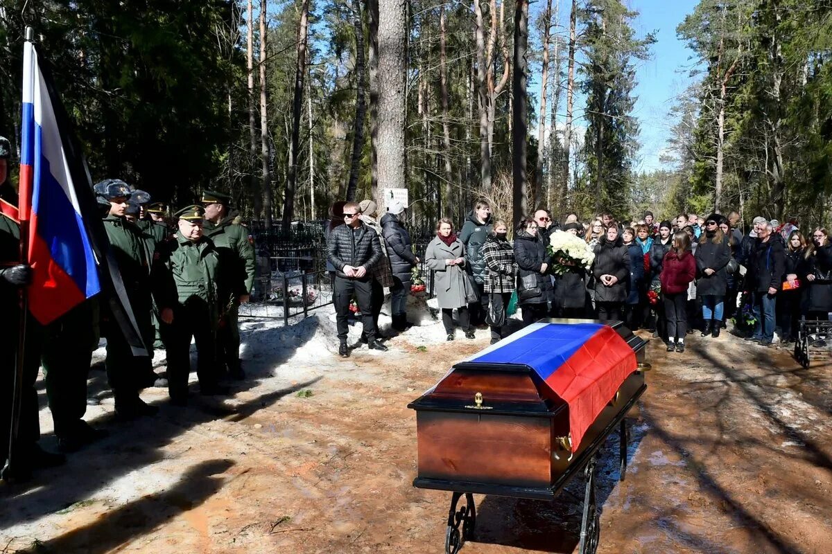 Похороны военнослужащего. Похороны российских солдат. Погребение военнослужащих. Похороны русских военных.
