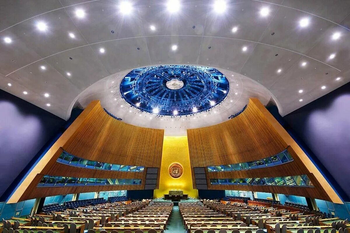 Зал оон. Зал Генеральной Ассамблеи ООН. Зал заседания Генеральной Ассамблеи ООН. Зал заседаний Генассамблеи ООН. Генеральная Ассамблея ООН (га ООН) трибуна.