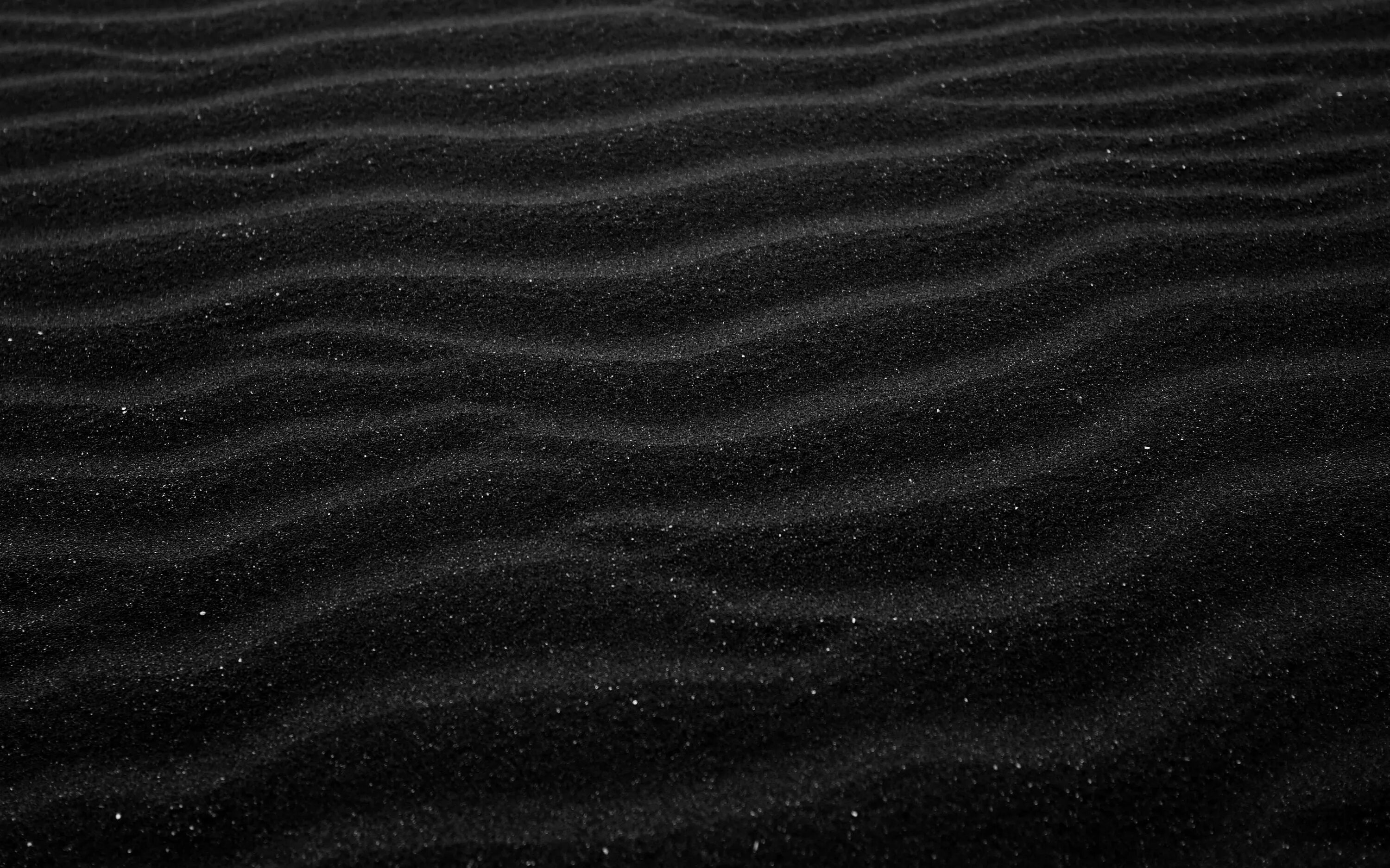 Темный песок. Темный песок текстура. Dark sand. Темный песок. Песок на черном фоне.