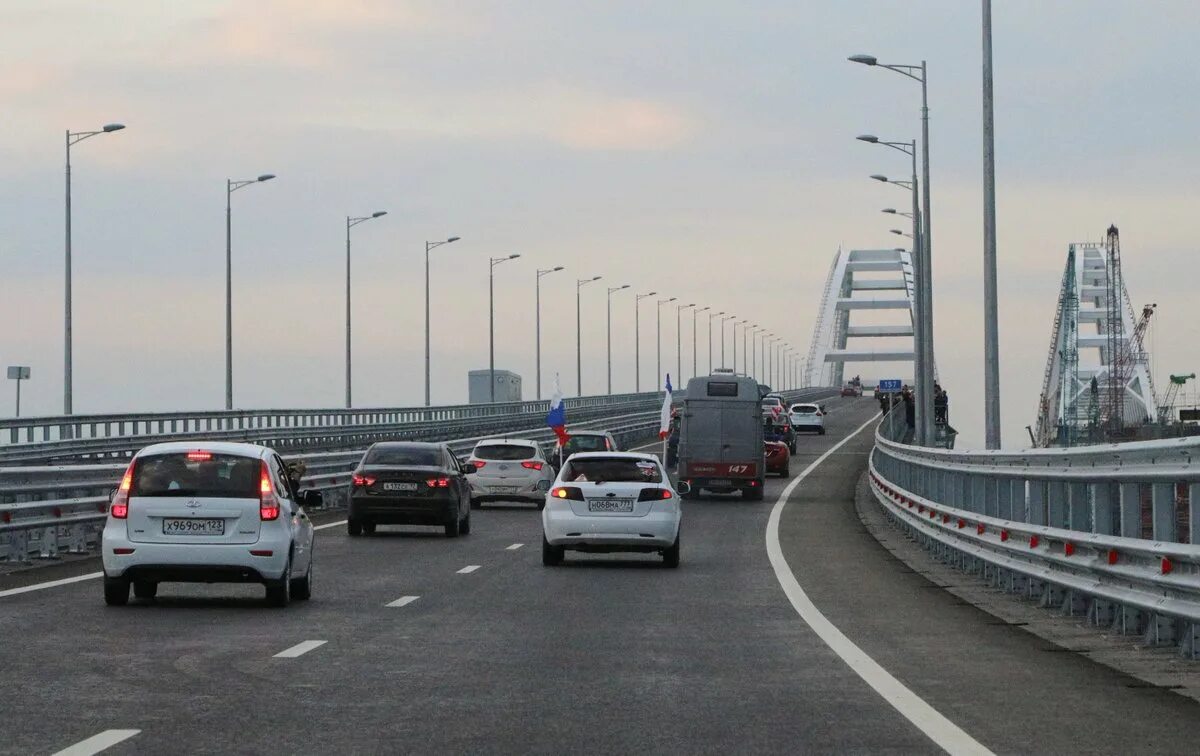 Можно ли проехать через мост. Автомобильная трасса крымского моста. крымский мост автомобили. крымский мост автомобильная дорога. крымский мост поток транспорта.