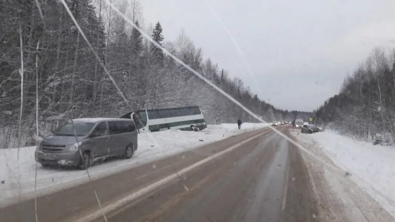 Автобус 530 полазна пермь. ДТП Пермь Березники 14.01.2023. Автобус авария Березники Пермь. ДТП Пермь Добрянка с автобусом 530. ДТП трасса Пермь Березники 14 января 2023.