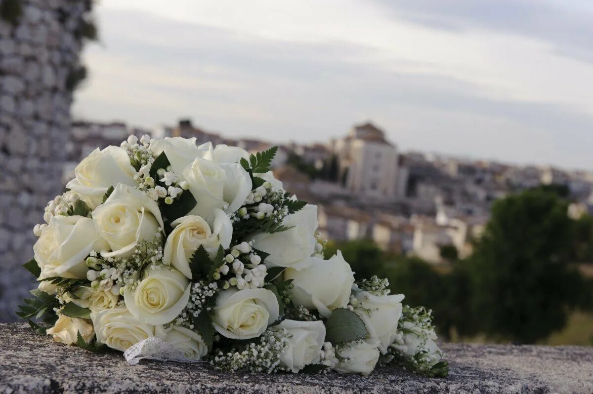 Сон белые розы букет. Красивый свадебный букет. Букет белых роз. Красивый букет белых роз. Белые розы композиция.