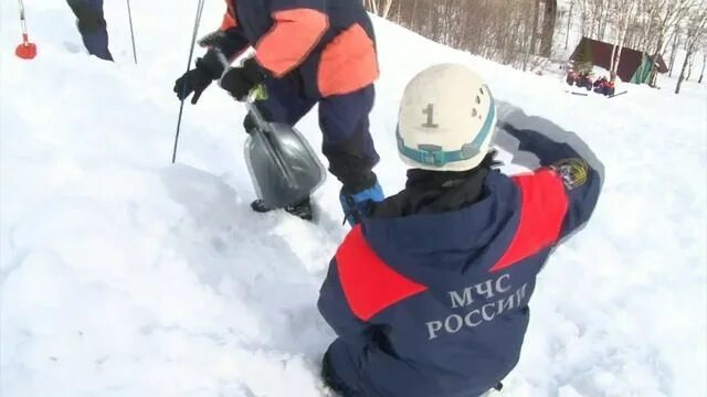 Где находится спасатель. Спасатель мчс. сход лавины. лыжный спуск.