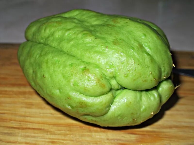 Зеленый овощ похожий. Зелёный фрукт похожий на грушу. Зеленый ребристый овощ. Овощ похожий на перец зеленый. Зеленый сморщенный фрукт.