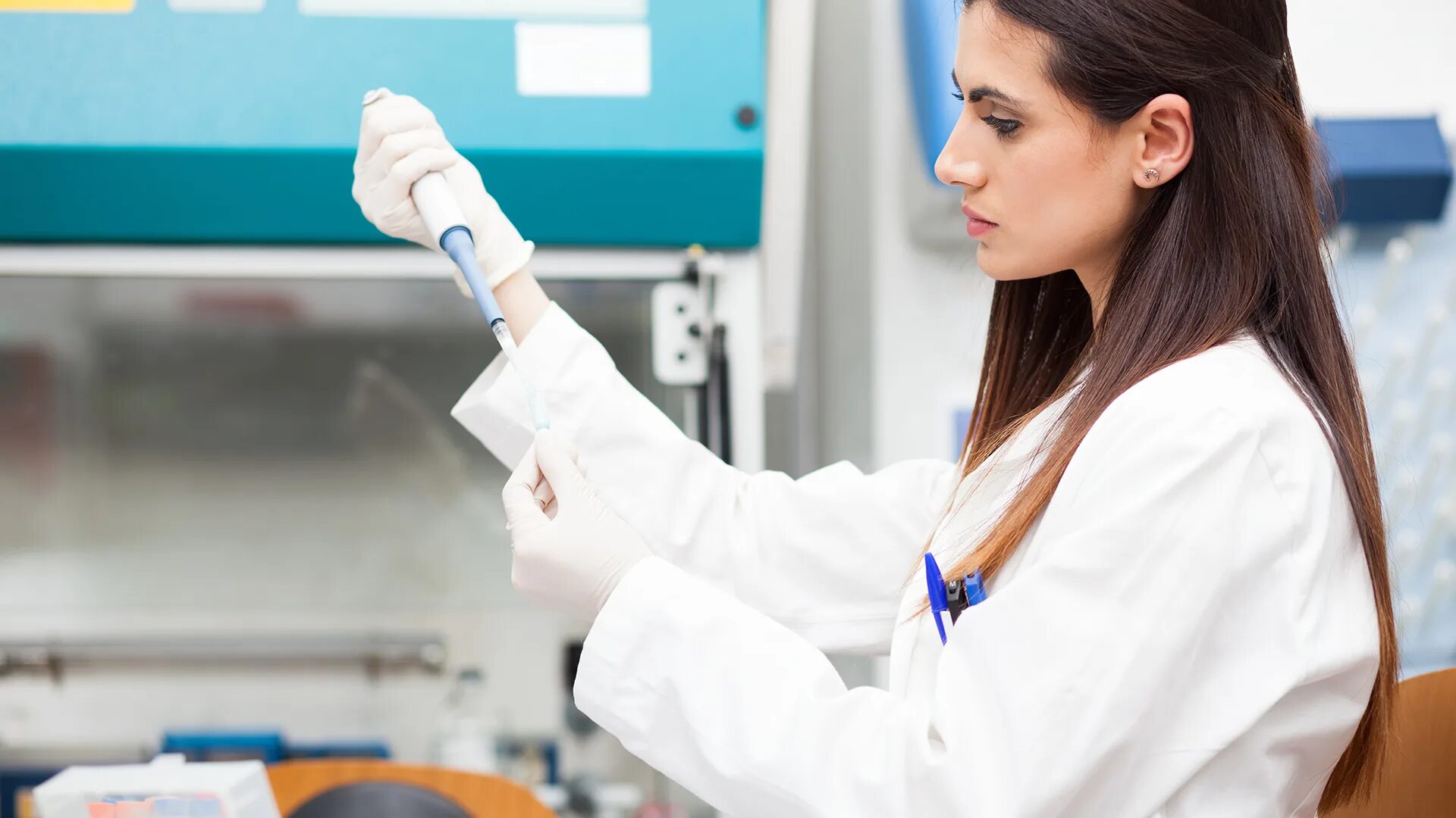 Lab girls. Девушка ученый. Лабораторные исследования девушка. Химическая технология. Помощник в лабораторию биотехнологии вакансии.