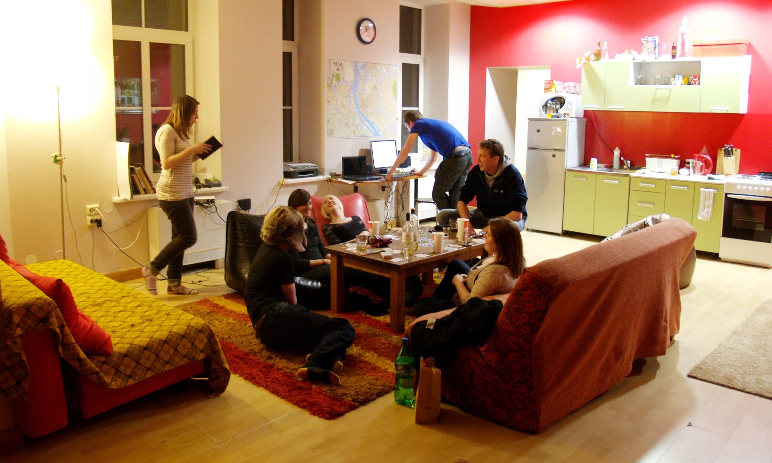 В комнате несколько человек. Студенческое общежитие. Семья у телевизора. Sony kdl-40z5500. Современный быт.