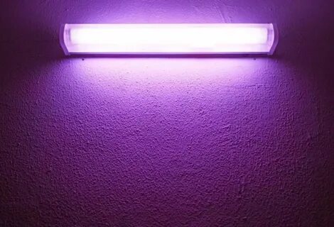 Ультрафиолетовый свет с телефона на экране