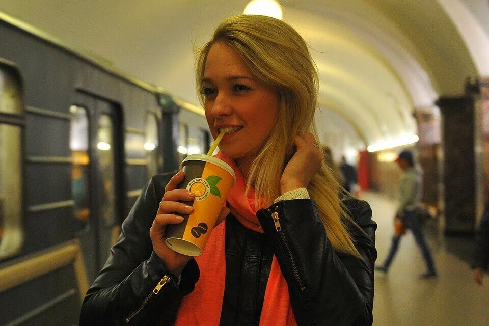 фотосессия в общественном транспорте. фото девушек в общественных. красивая девушка в электричке. красивые девушки в автобусе. красавица в метро.