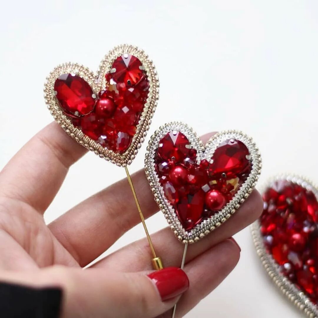 Бисер в виде сердечек. Брошь в виде сердечка. Сердце из бисера вышивка. Вышитая брошь сердце. Брошь бисерная сердце.