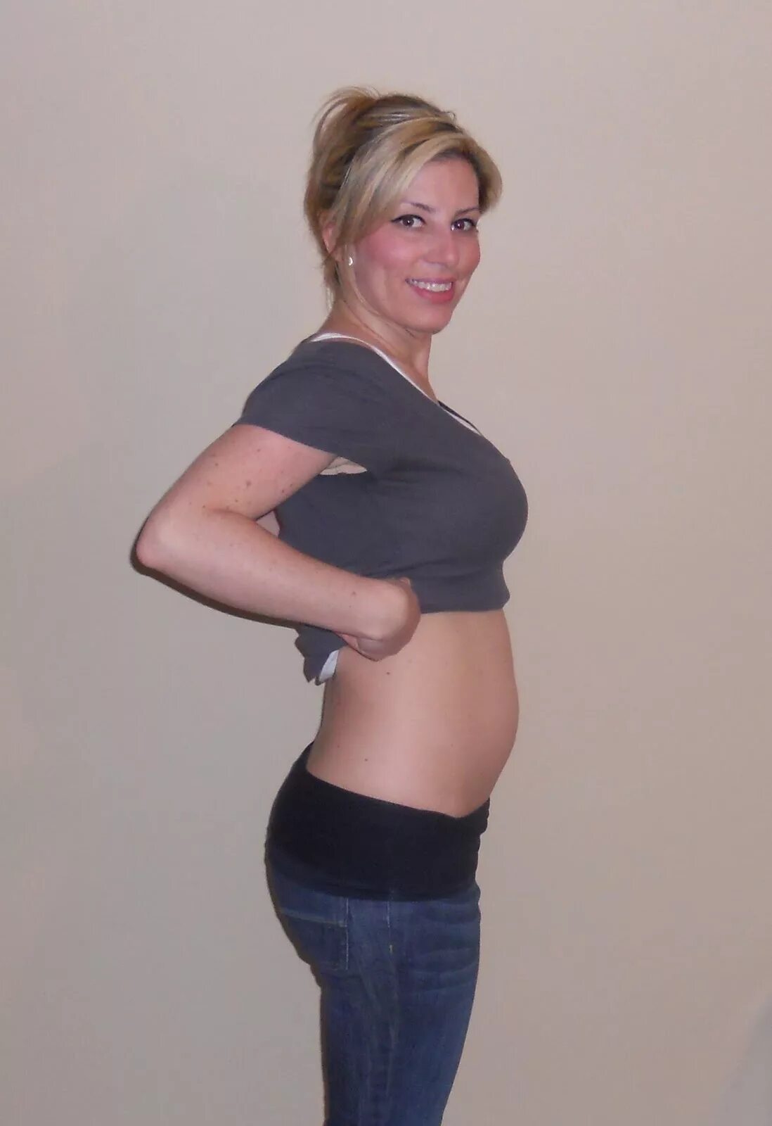 Как выглядит живот на 18. Живот на 18 неделе беременности. 18 недель беременности живо. Живот на 17-18 неделе беременности. Животик на 18 неделе беременности.