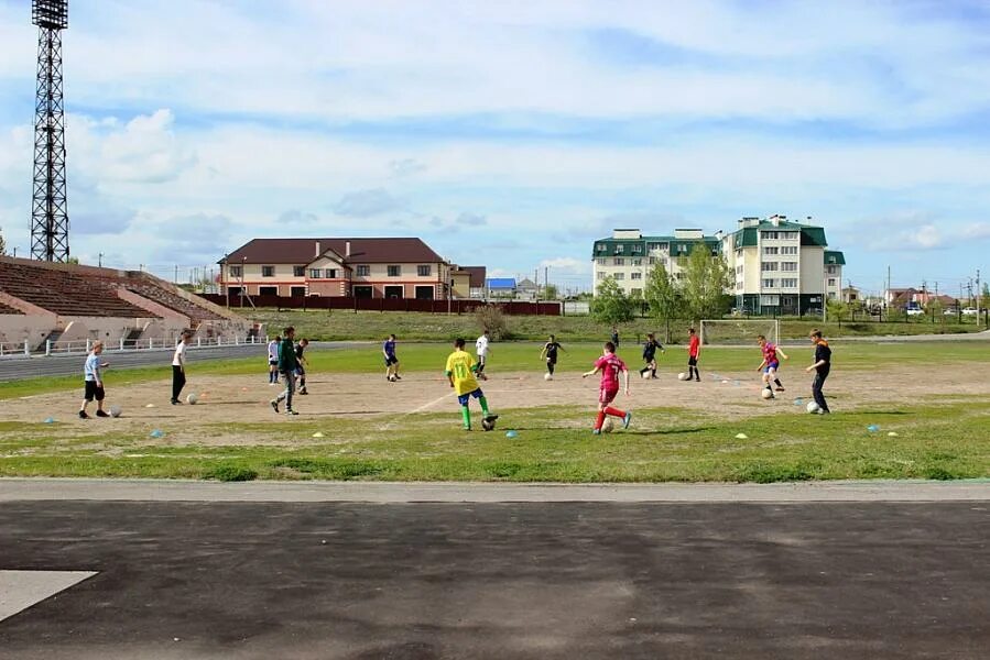 Фк красково 2009. Стадион «урожай» в томилино московской. Стадион урожай городище. Стадион томилино птицефабрика. Стадион зенит томилино.