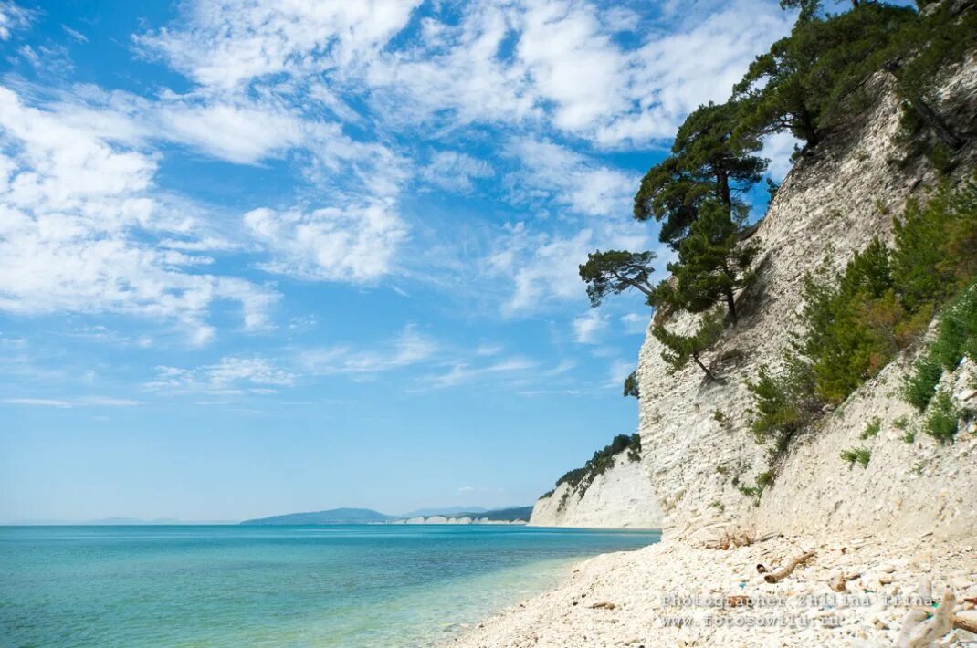 Самые красивые пляжи черного моря. Дивноморск пляж голубая бездна. Бэтта море краснодарский край. Скала киселева туапсе. Голубая бухта в геленджике.