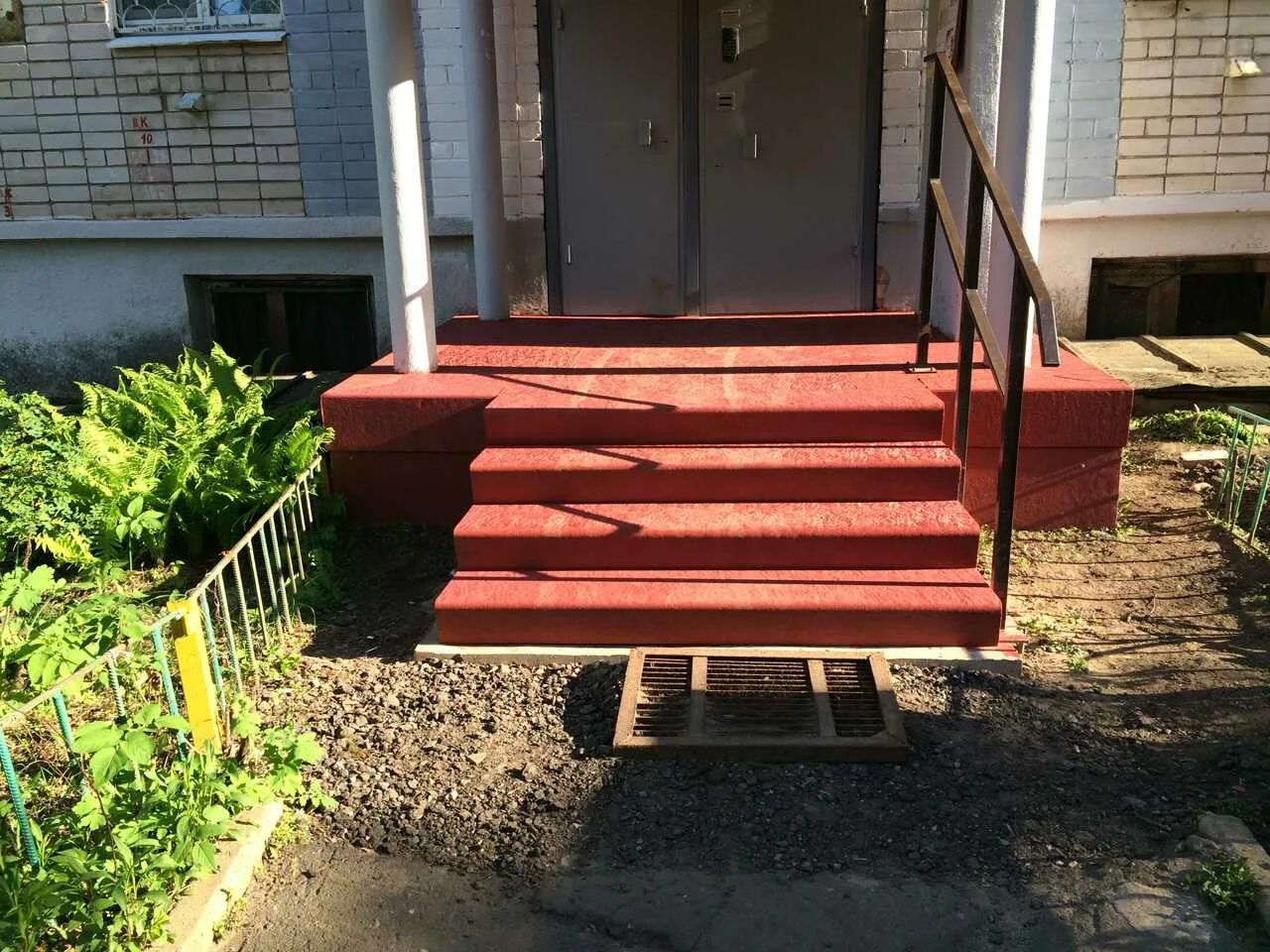 Крыльцо подъезда. Входные ступени в подъезд. Подъездное крыльцо. Крыльцо в многоквартирном доме. Крыльцо в многоквартирном доме.