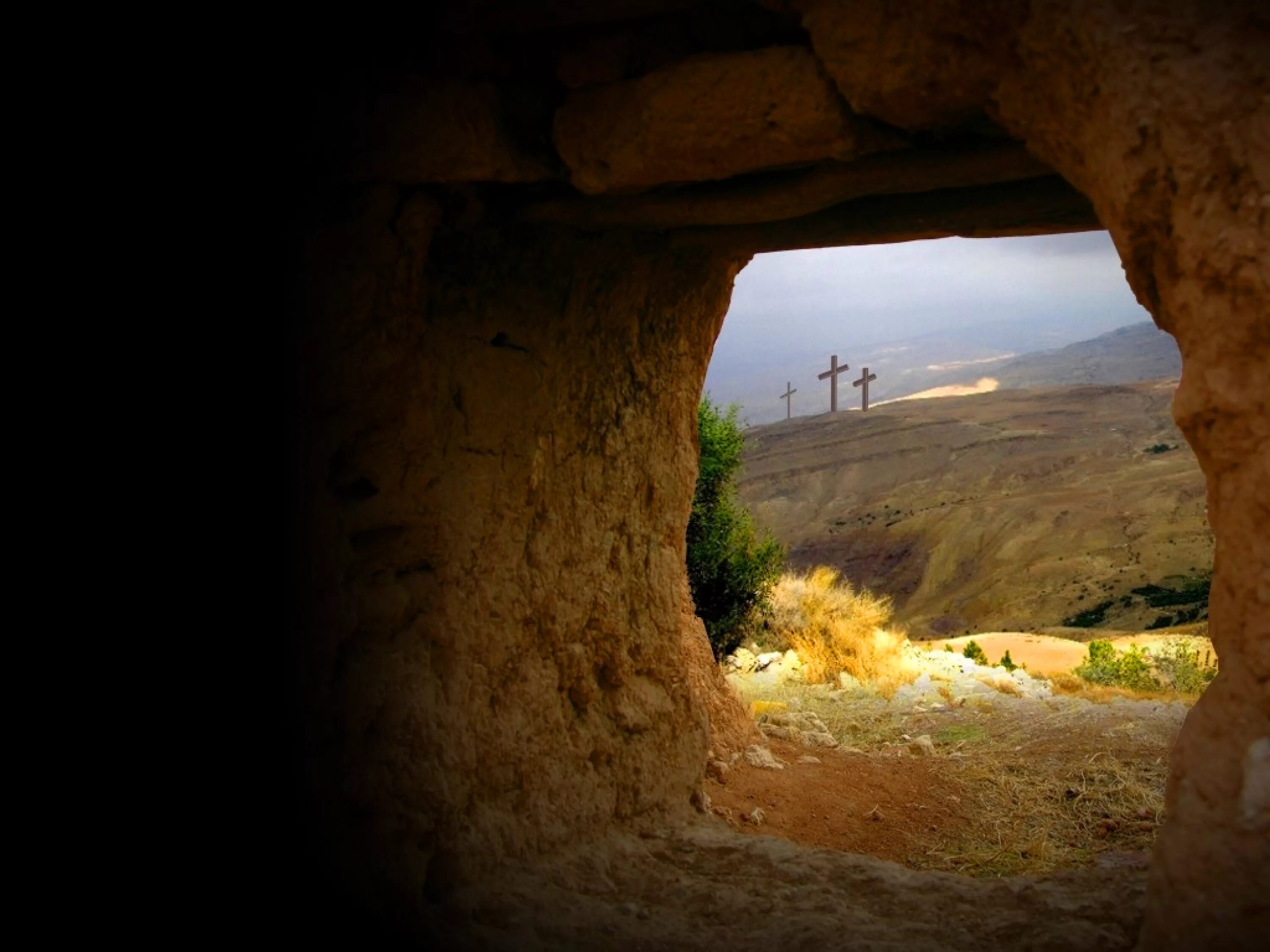 Среди мертвых и живых. Пустая пещера Иисуса Воскресение. Его нет здесь он воскрес. Он воскрес. Пустая Гробница Иисус воскрес.