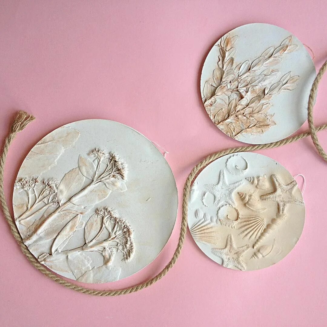 Изделия из гипса своими руками. Как сделать изделие из гипса. Гипсовые скульптуры для сада. Изделия из гипса. Формочки для гипсовых фигурок.