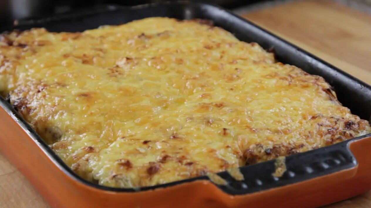 При какой температуре выпекать мясо по французски. Картошка по-французски в духовке со свининой. мясо французски в духовке. картошка по-французски с мясом в духовке. мясо по-французски с картошкой в духовке из свинины.