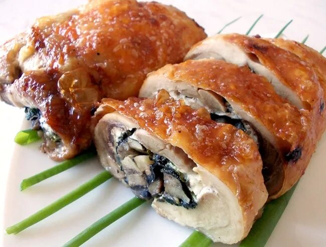 Куриное филе рулетики в духовке. Куриный. Рулада. Рулетики из куриных окорочков. Рулетики из окорочков с начинкой в духовке.