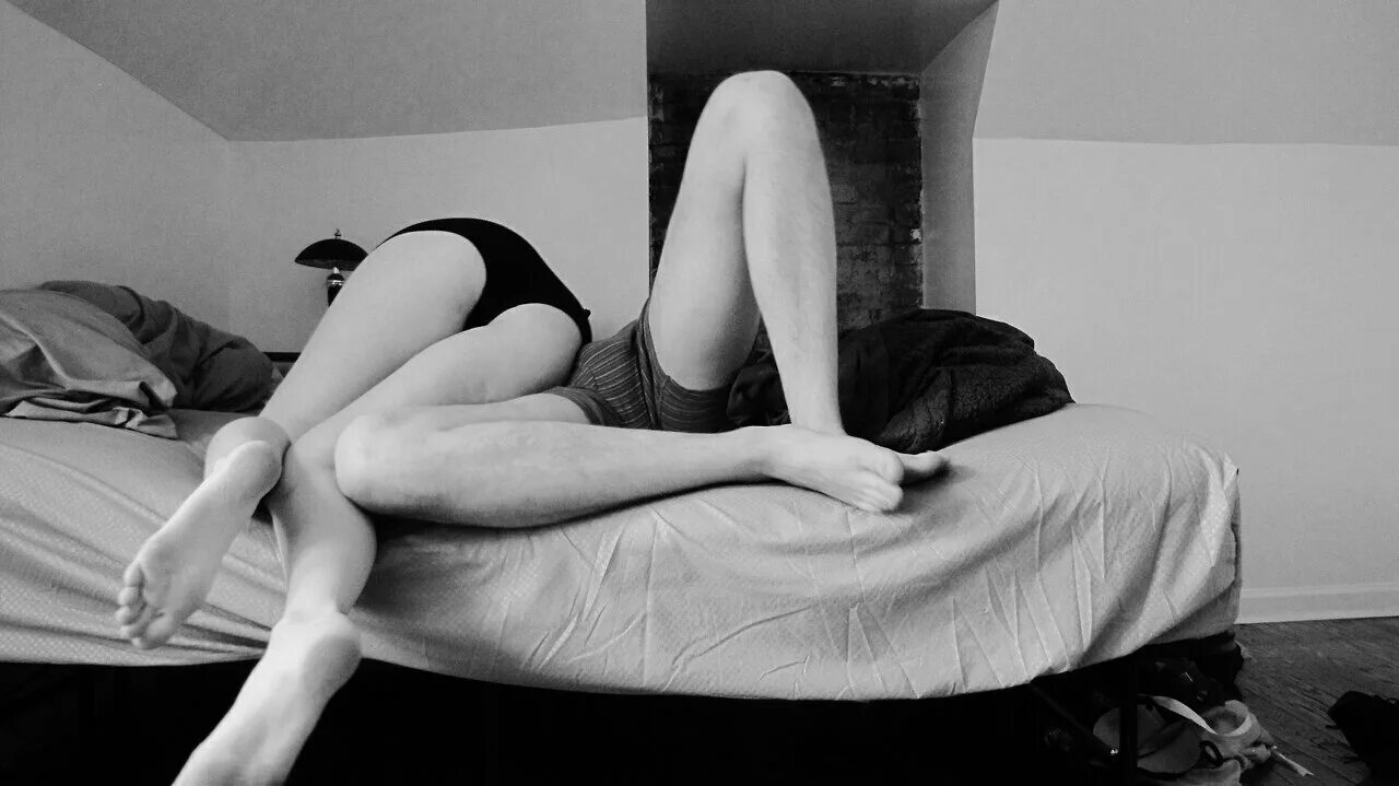 Немка сидит на лице. Поза сверху. Девочка сидит на лице парня. Села на лицо. Сидя на его лице.