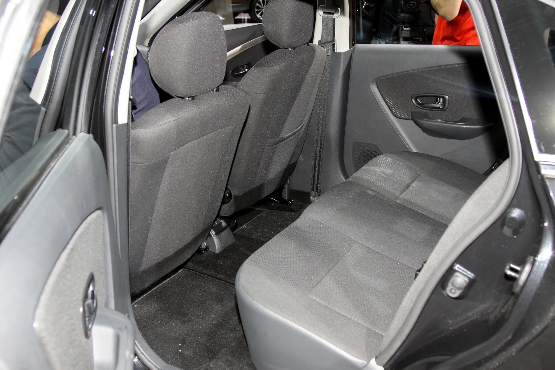 Ниссан альмера классик 2007 салон зади. Перевозка дивана в nissan wingroad. Ниссан альмера классик заднее сиденье с подлокотником. Ширина заднего дивана ниссан террано. Almera n16 сиденья.