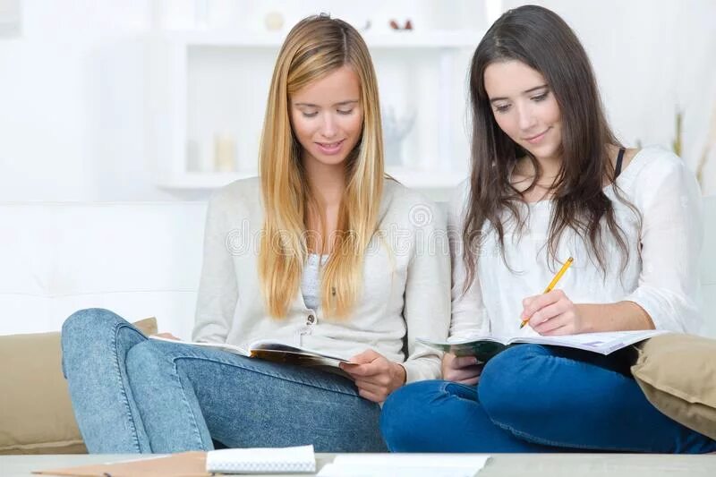 Учитель объясняет студентам. Влюбилась в учителя. Преподаватель и студент. Марина tricky. Студентка и педагог.