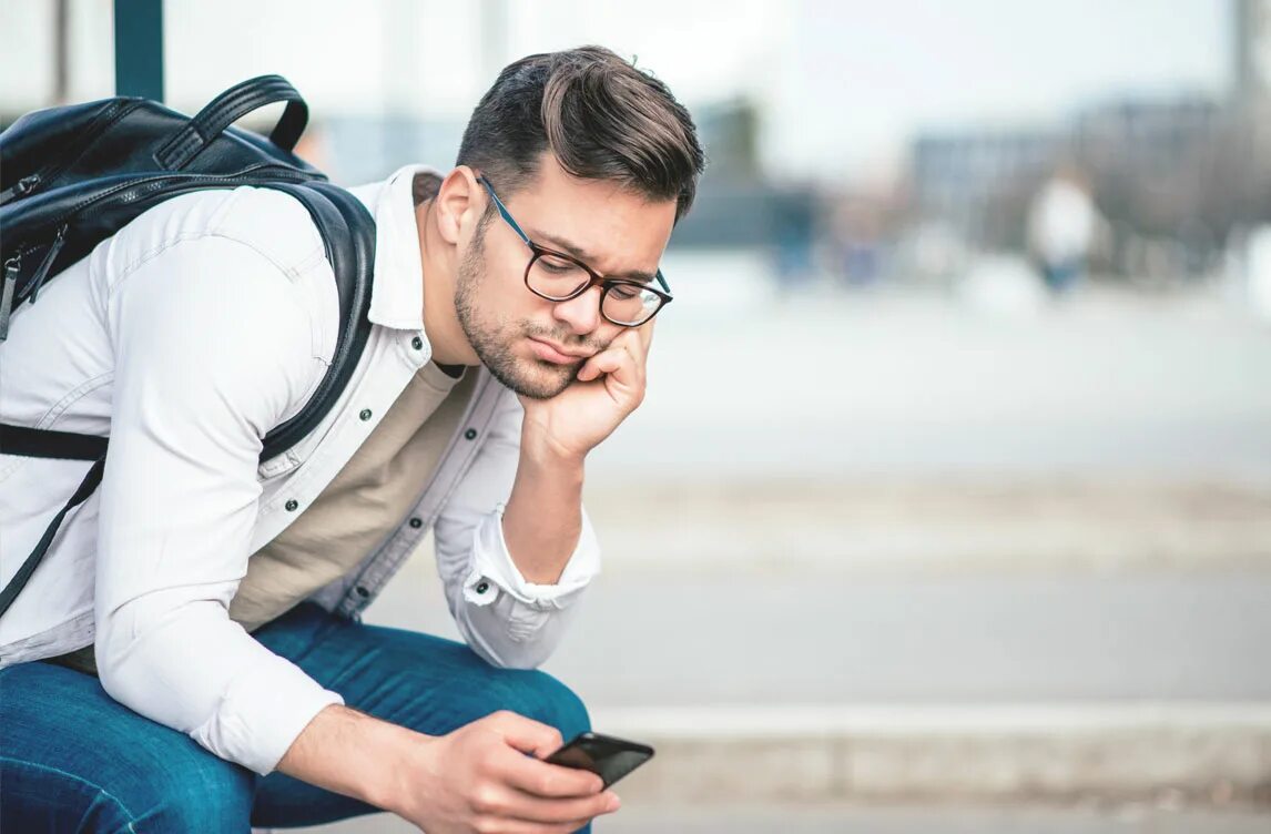 Человек сидит на обочине. Люди в предвкушении сидят. Мужчина с чемоданом. Длительное ожидание. Ждущий человек картинки.
