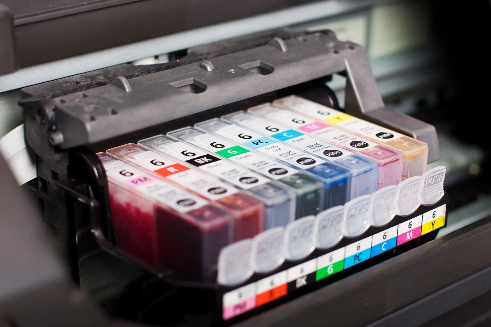 Сколько цветных точек печатает фотопринтер на 1. Картридж для струйного принтера. Заправка картриджей. Заправка картриджей для принтера. Краска в кассете для принтера.