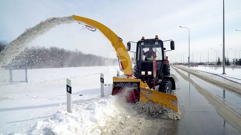 При перекидке снега роторным снегоочистителем