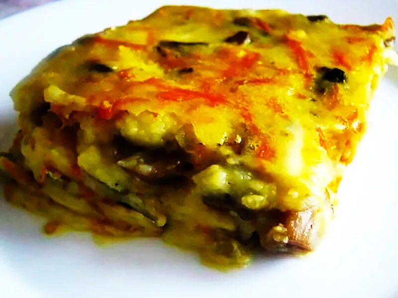 Картошка с грибами и плавленным сыром. Запеканка из картофеля с грибами в духовке. запеканка с картофелем, фаршем и грибами. запеканка с грибами и картофелем в духовке. запеканка с фаршем и грибами и картошкой.