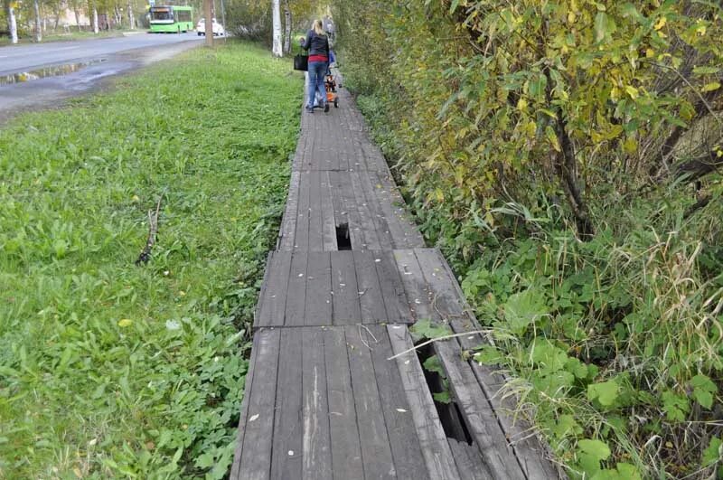 Тротуар в деревне. Деревянный тротуар. дощатые тротуары в деревне. деревянные тротуары в деревне. старый деревянный тротуар.