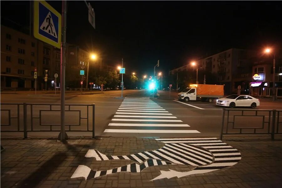 «Пешеходный переход», «разметка зебры», светофор. Пешеход ночью. Красивый пешеходный переход. Зебра пешеходный переход.