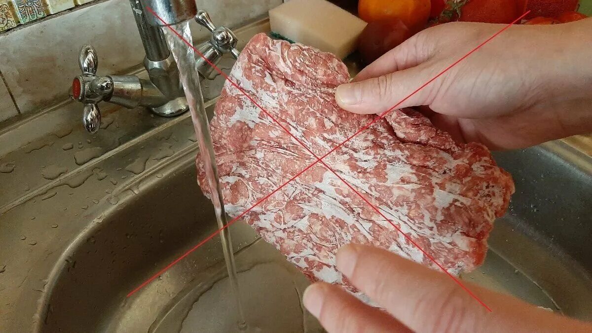 Можно ли мыть мясо. Отказаться от мяса и не мыться. нужно ли мыть мясо перед мариновкой. как правильно мыть мясо.