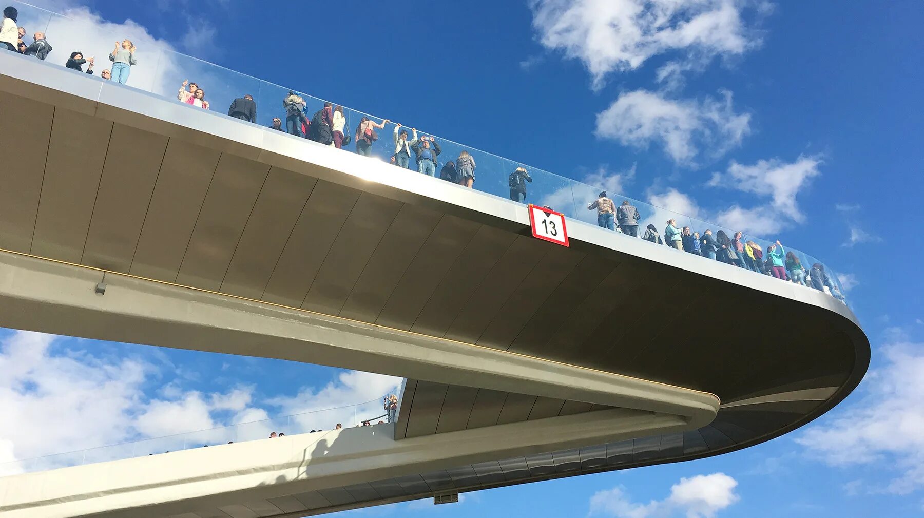 Парк зарядье аттракцион полет. Парящий мост в Зарядье. Парк Зарядье полет. Парящий мост в Москве в парке Зарядье. Зарядье мост летающий.