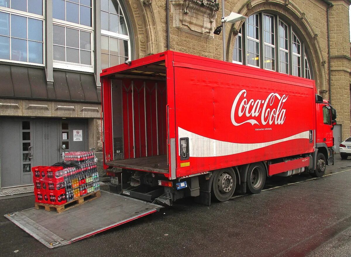 Красный фургон coca cola. Кока кола. Грузовик coca cola. Цветная coca-cola. Автомобили кока колы.