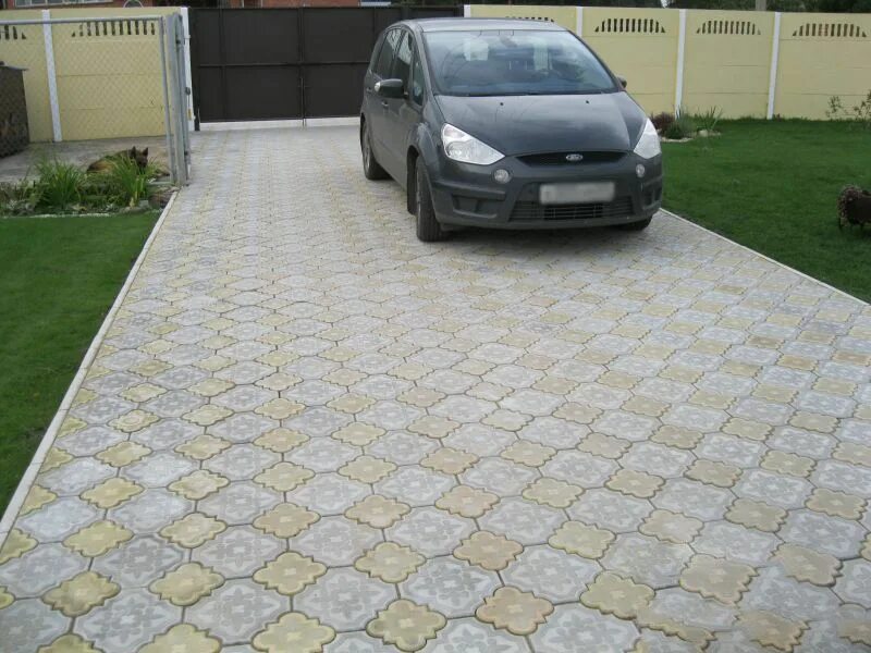 Георешетка газонная (экопарковка). Плитка под стоянку. Плитка для стоянки автомобиля. Брусчатка для стоянки машины. Экопарковка газонная решетка бетонная.