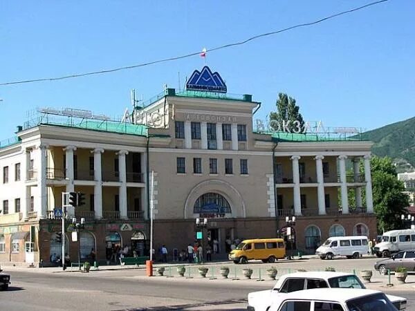 Автовокзал пятигорск адрес. Жд вокзал пятигорск. автовокзал пятигорск. автовокзал города пятигорска. старый вокзал пятигорска.