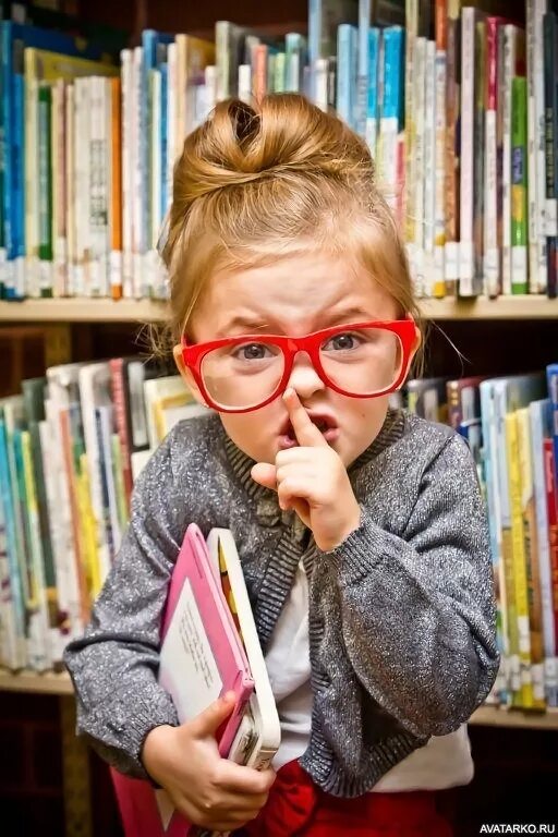 Умная девушка. Умная девочка в очках. Умная девушка в очках. Дети в библиотеке.