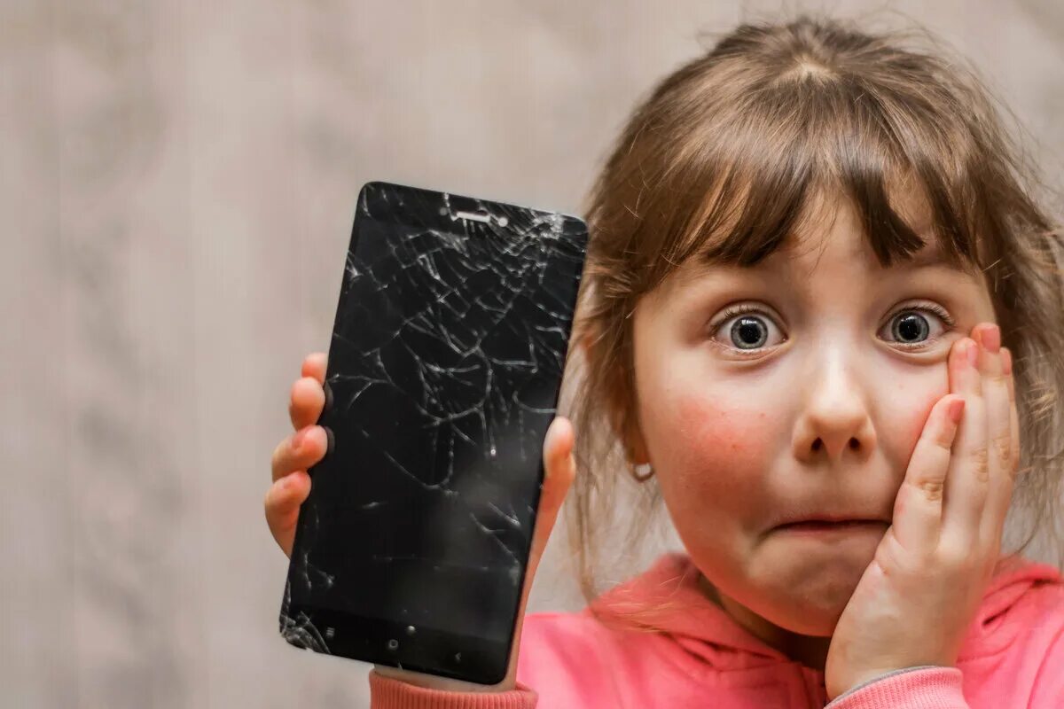Сломанный телефон с друзьями. Разбитый смартфон. Ребенок разбил смартфон. Сотовый телефон в руках ребенка. Сломанный телефон.