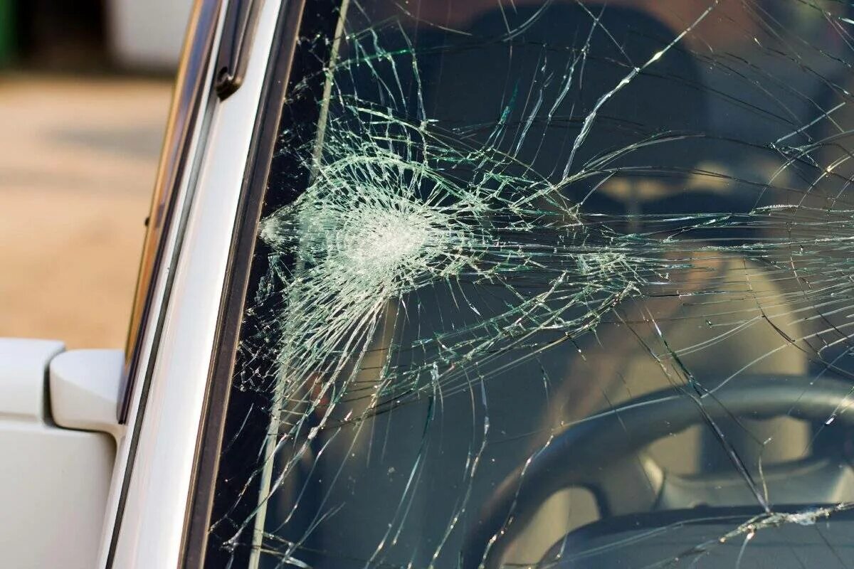 Портит стекло. Лобовое стекло автомобиля. Разбитое стекло автомобиля. Треснуло лобовое стекло. Разбитое автомобильное стекло.
