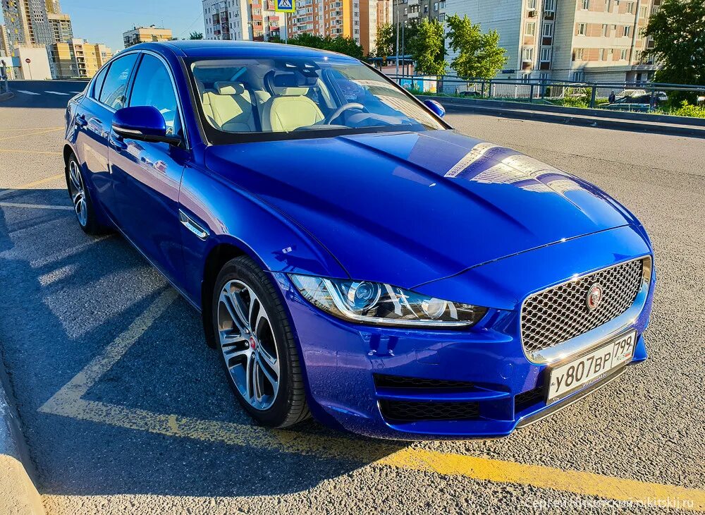 Маленькая синяя машина. Ягуар XF 2022 темно синий. Jaguar xe синий. Ягуар XF Indigo. Ягуар xe темно синий.