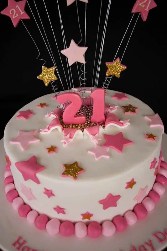 Торт девушке 22. Украшение торта на 20 лет девушке. Тортики на день рождения для девочек 20 лет. Торт на день рождения 21 год.