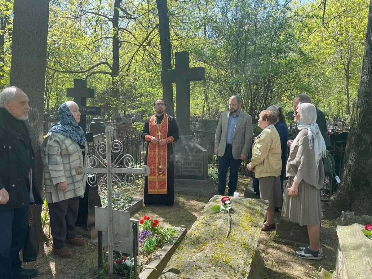 Православная могила. Могилы священников. Священник на кладбище. Батюшка на кладбище. Можно ходить на кладбище до 40 дней