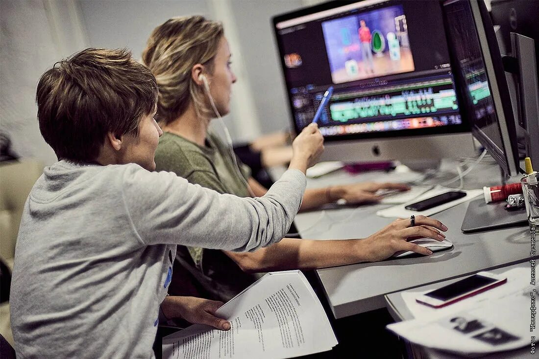 Спектакль театра сатиры чемоданчик актеры. Помощница режиссера кабачкова. Профессия режиссер театра. Евгения погудина иркутск. Помощница режиссера кабачкова.