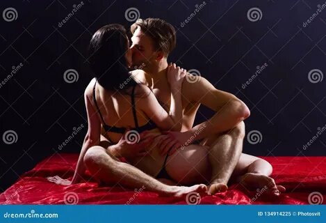 Sexy makeout in bed sex - Real Naked Girls.