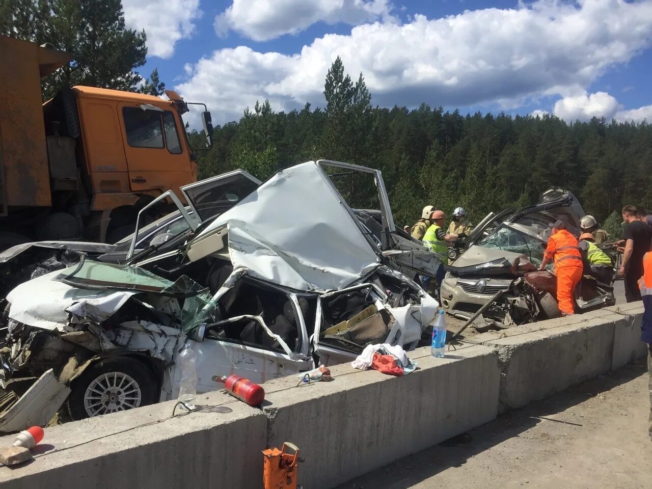 Авария м5 уфа. ДТП на м5 в Челябинской области самосвал и фура. Авария м5 Юрюзань Сатка. Трасса м5 Челябинск авария. ДТП на трассе м5 в Челябинской области.