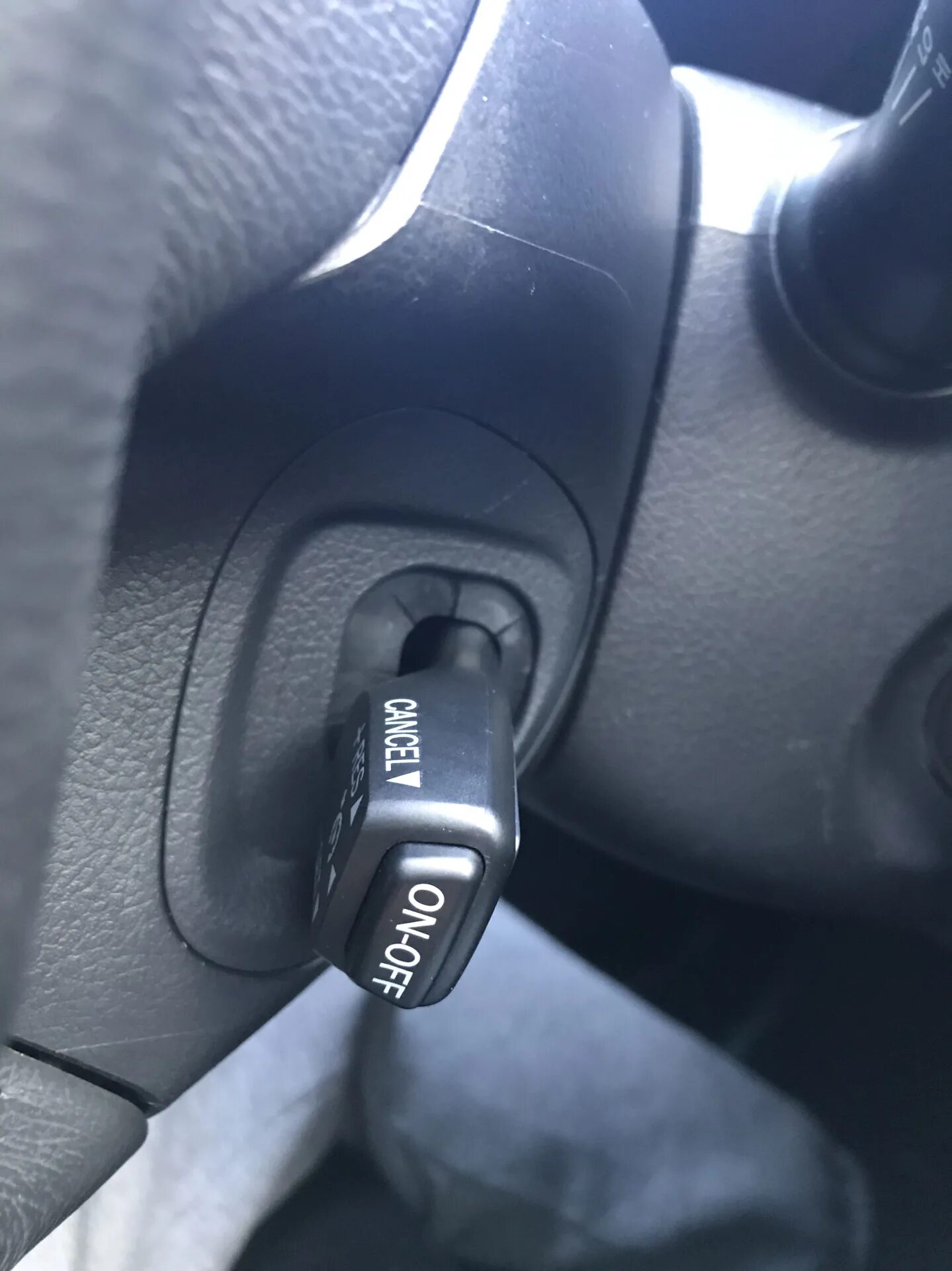 Круиз контроль камри 50 2. Круиз контроль камри 20. Круиз контроль на тойота камри. Круиз контроль на тойота камри. Заглушка круиз контроля камри 30.